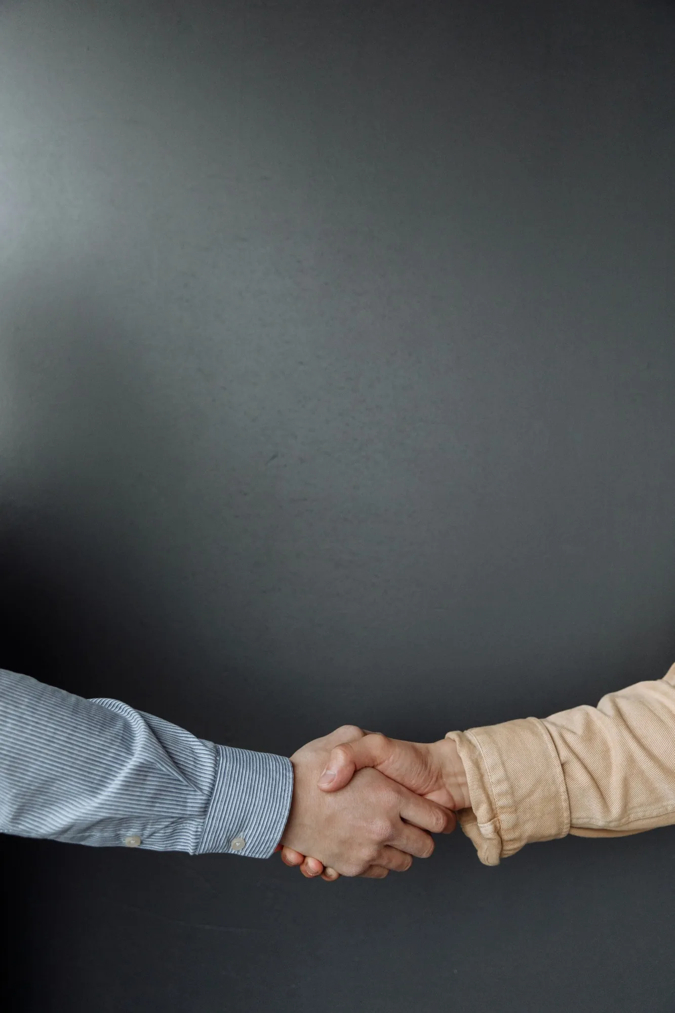 Handschlag als Zeichen der Zusammenarbeit zwischen Auftraggeber, Handwerksbetrieb und RenovierungsPilot